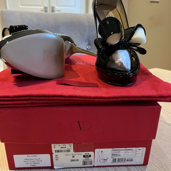 BNIB VALENTINO BLACK PATENT BOW HEELS - Picture 2 of 3